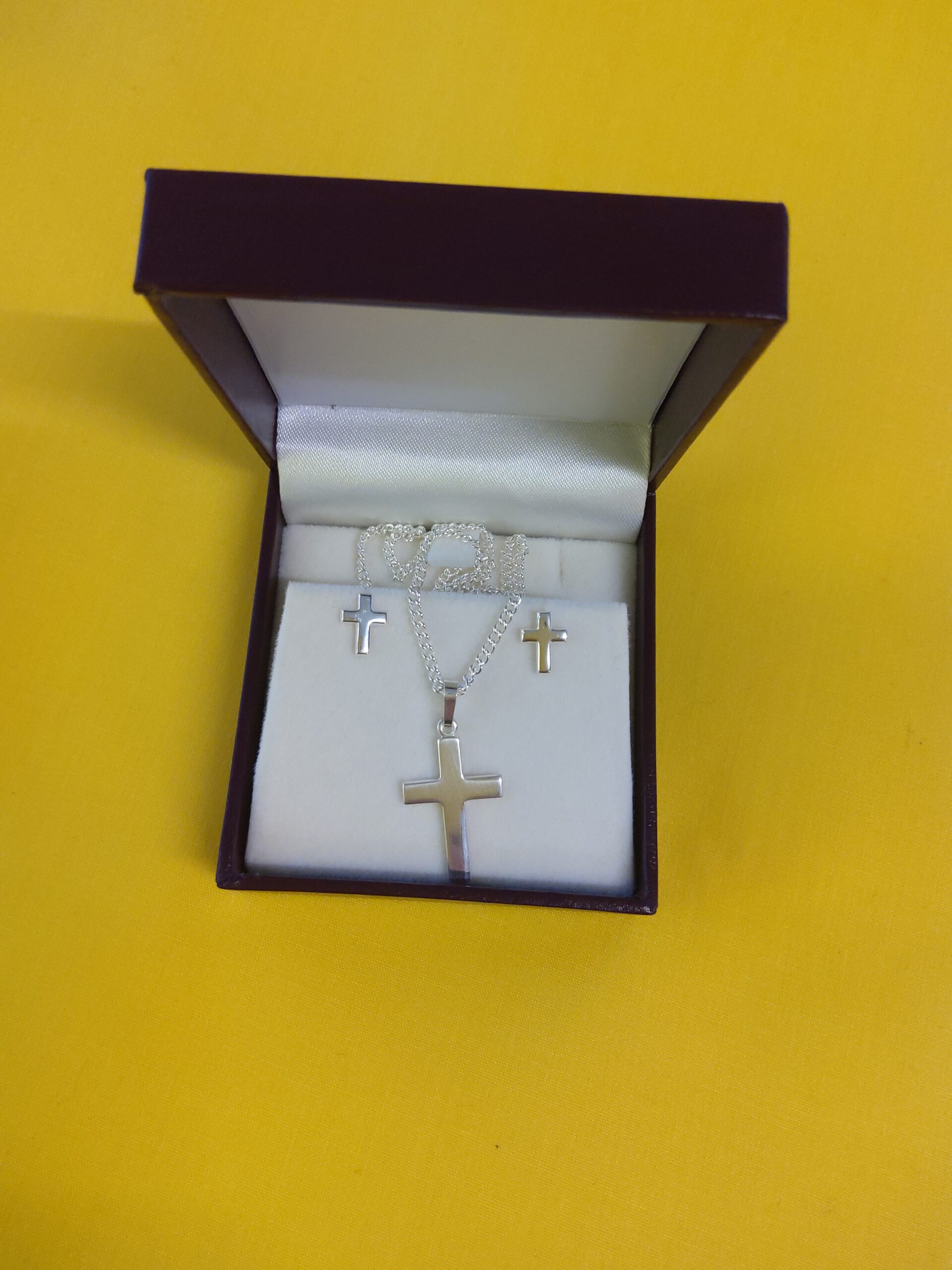 Sterling silver curb chain with Cross pendant and stud earrings