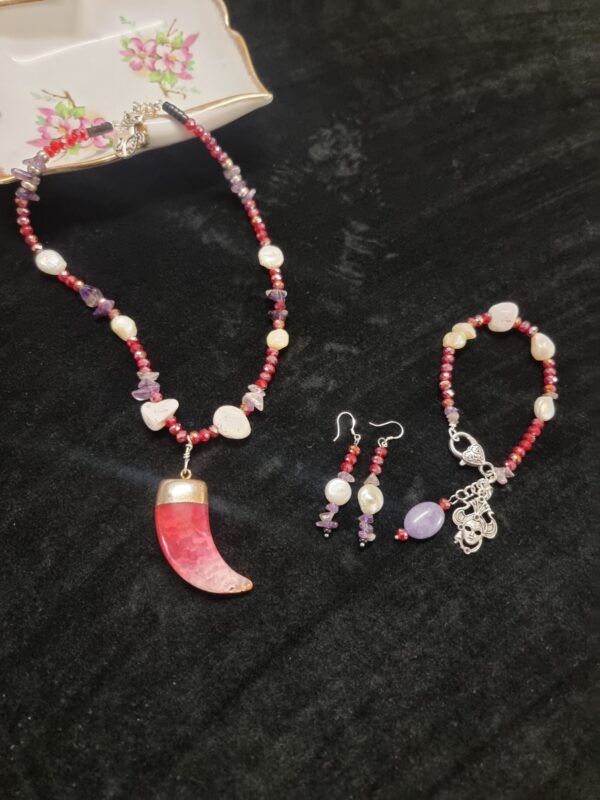 Red Quartz Tooth & Pearl Beaded Necklace Set